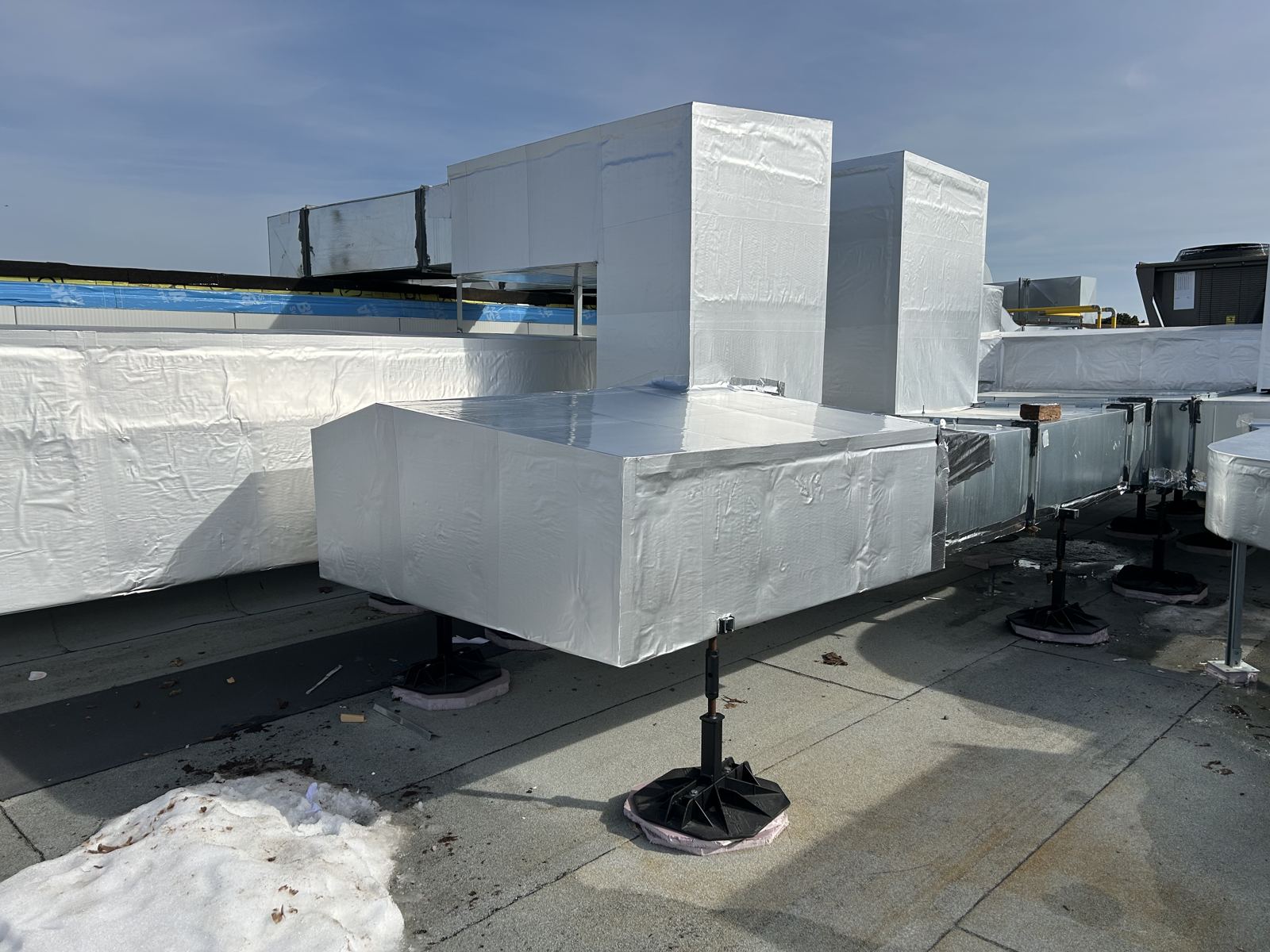 Rooftop duct connections to air handling units, insulated